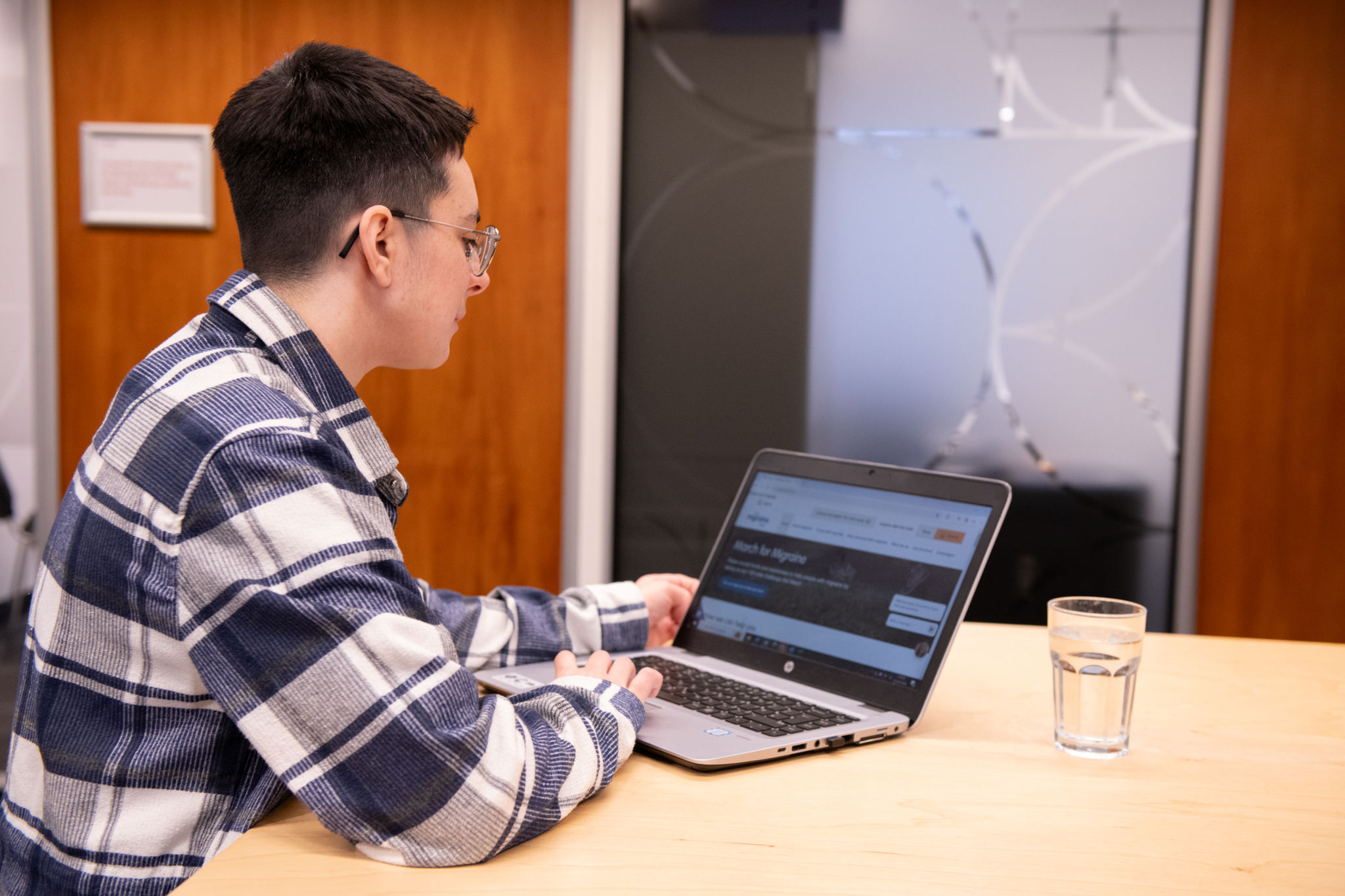 Finding migraine information online in the age of AI